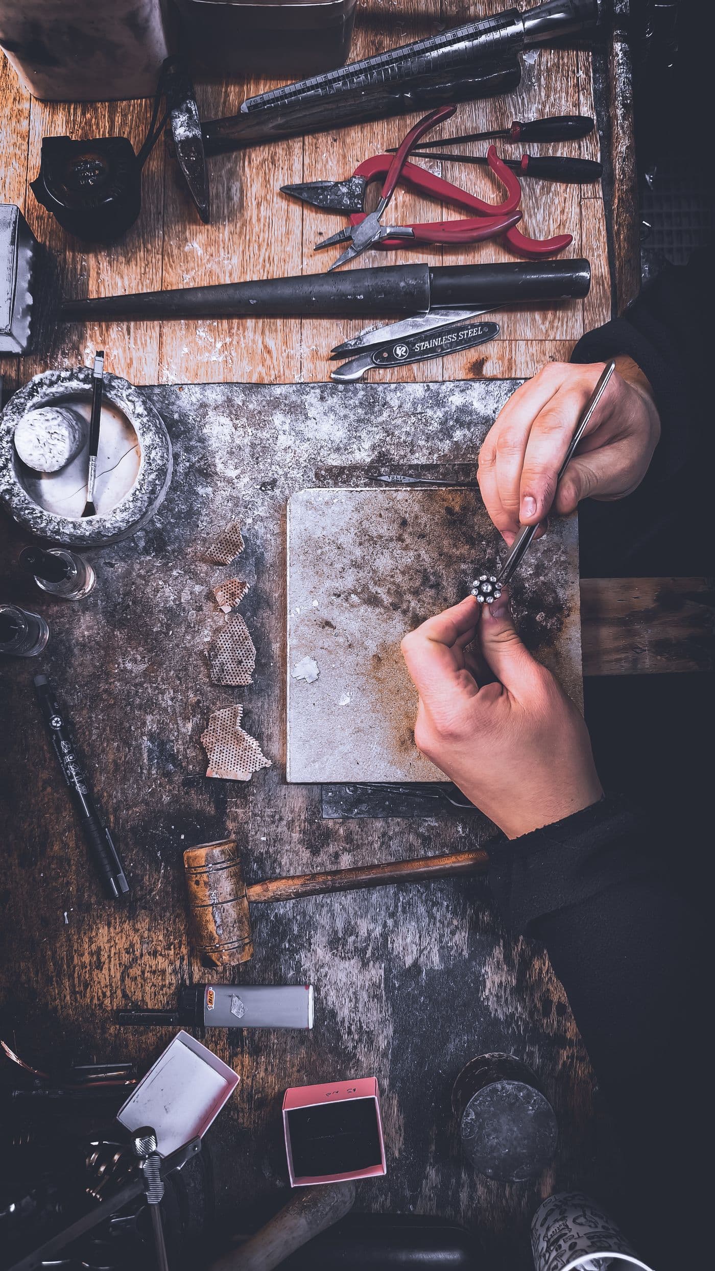 Maestro joyero trabajando una pieza a mano en el atelier