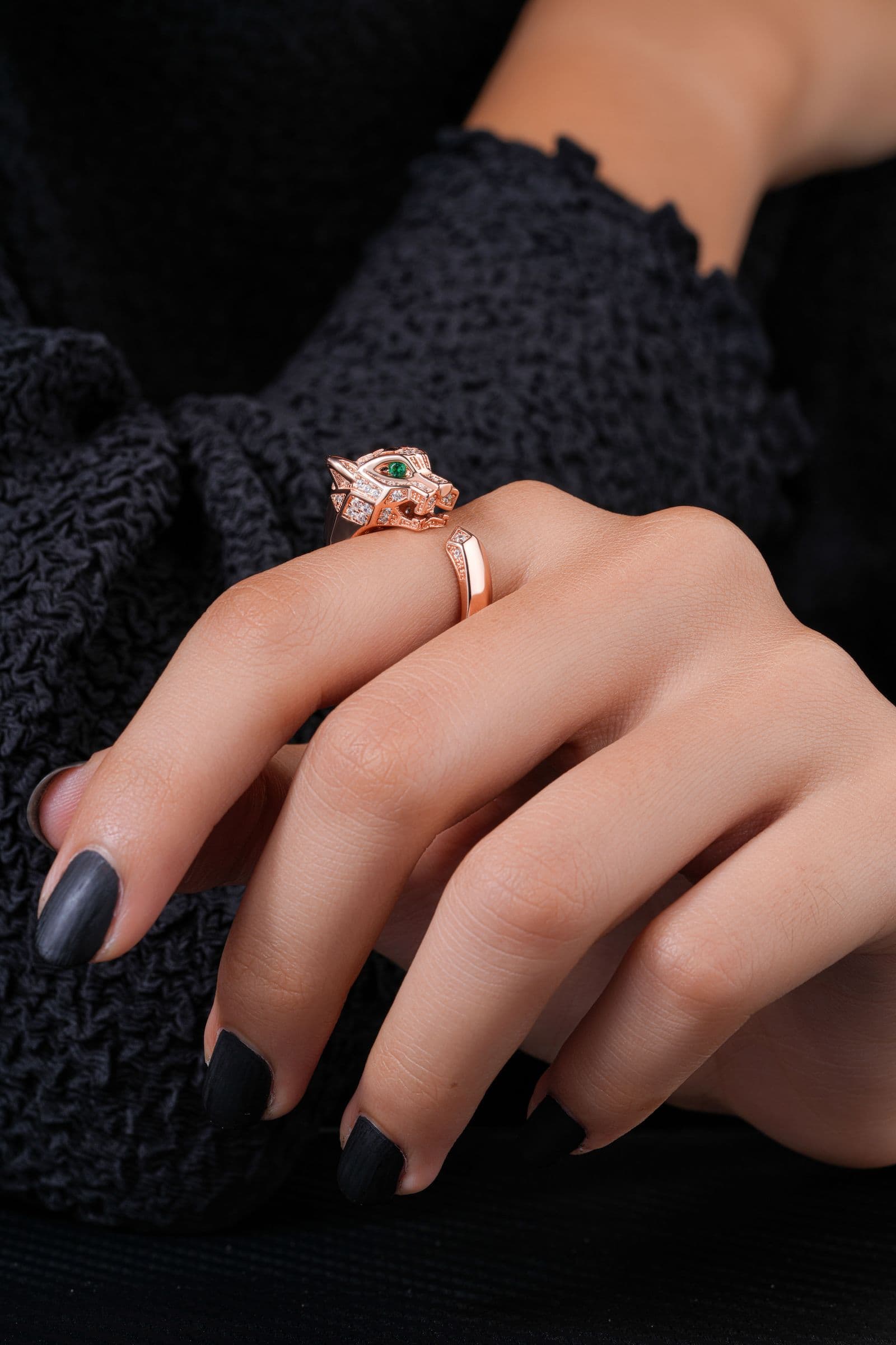 Mano con anillo de oro y esmeralda Salomé C.C